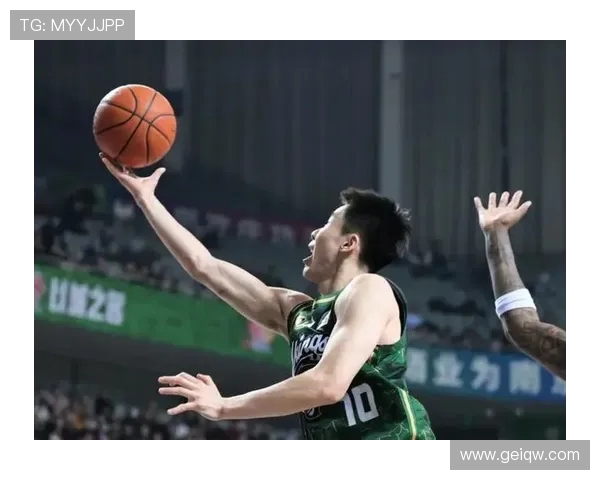 郭昊文与克莱、麦克朗合练：三分亮眼但防守遭质疑，特训能否提升短板？(1)