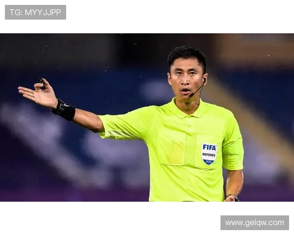 马宁世俱杯强硬执法：阻止违规换人引发教练组围堵(2)